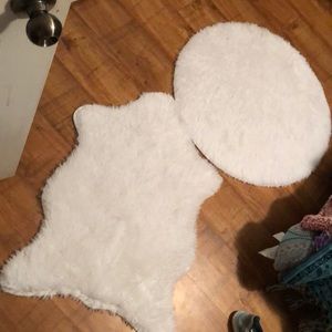 Set of 2 fluffy white rugs
